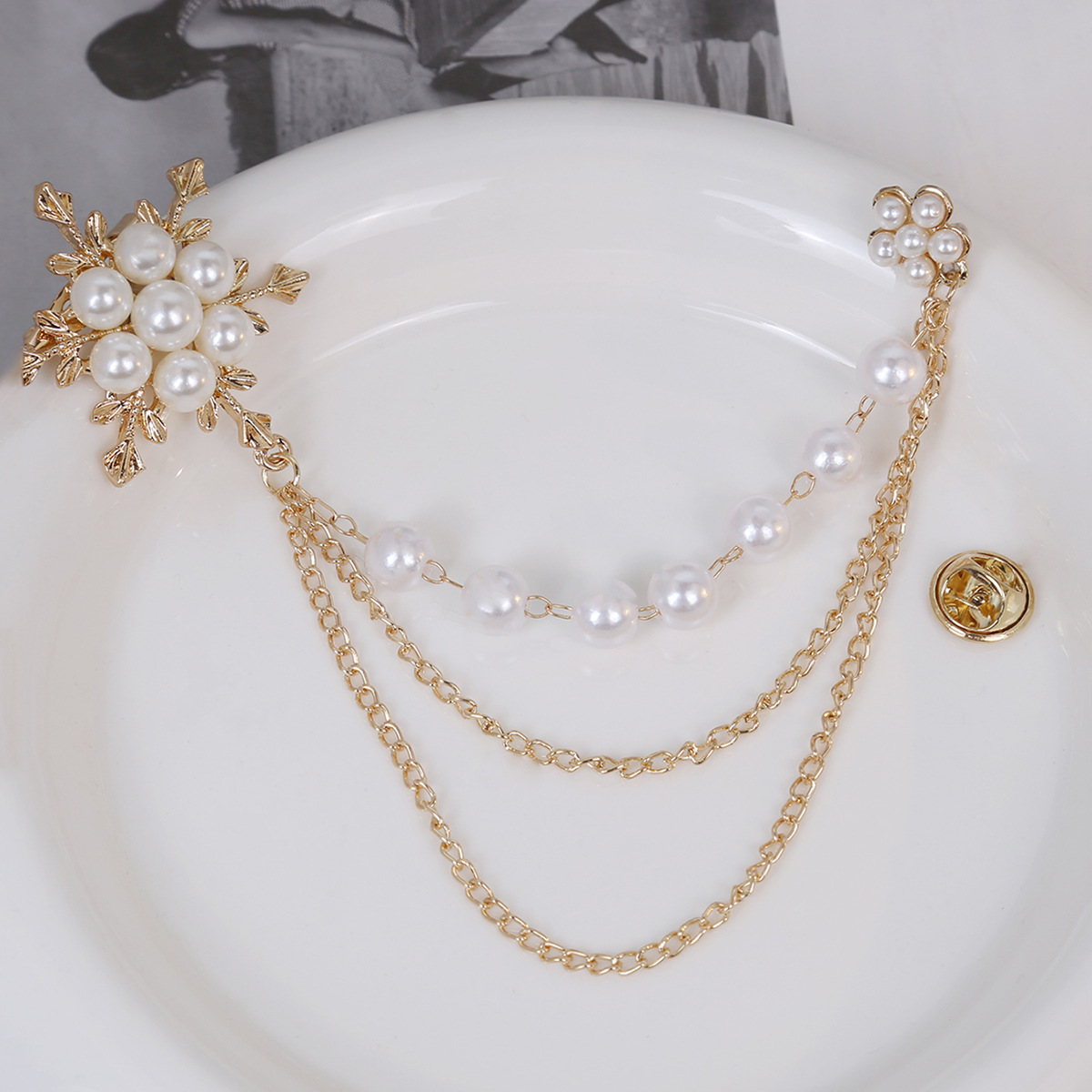 Korean-style simple, light luxury and high-end pearl brooch, elegant and fashionable clothing accessory, tassel chain snowflake brooch Specification drawing