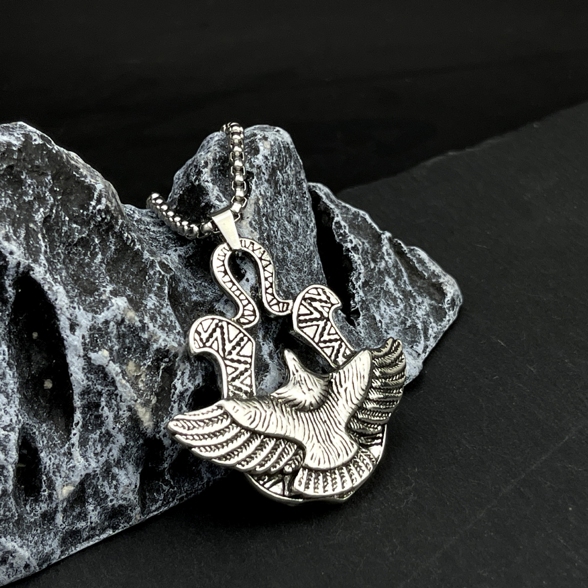 New creative titanium steel Soaring Eagle alloy necklace, retro, individual and fashionable hip-hop style eagle pendant wholesale full figure