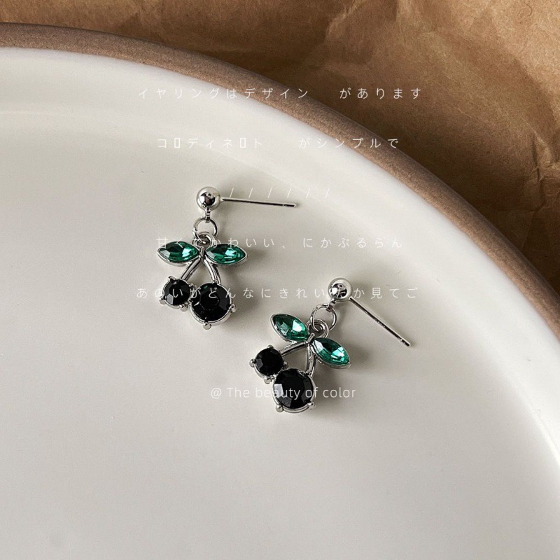 Niche diamond-encrusted cherry earrings for women, a new Korean style with a sweet and cool, spicy and fashionable look Application Scenario