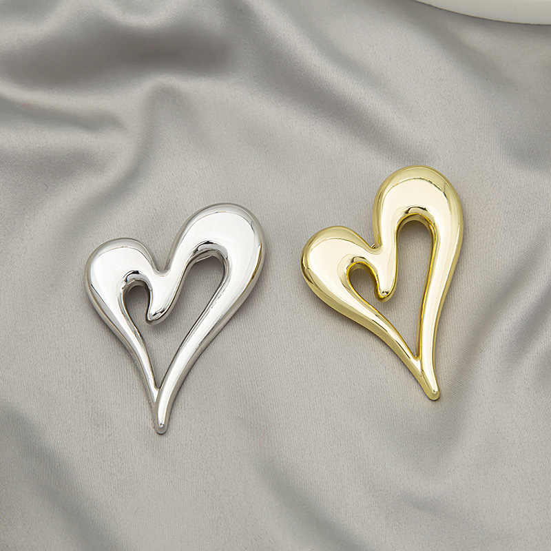 French-style cold and light luxury metal shiny heart-shaped design brooch and pin, simple and elegant suit accessory full figure