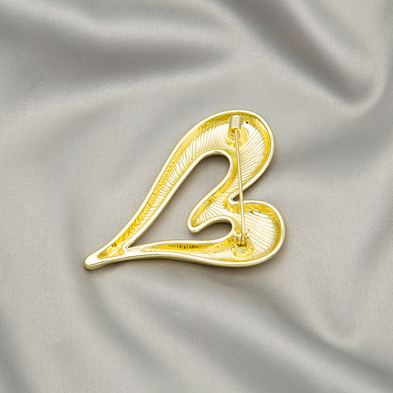 French-style cold and light luxury metal shiny heart-shaped design brooch and pin, simple and elegant suit accessory Application Scenario
