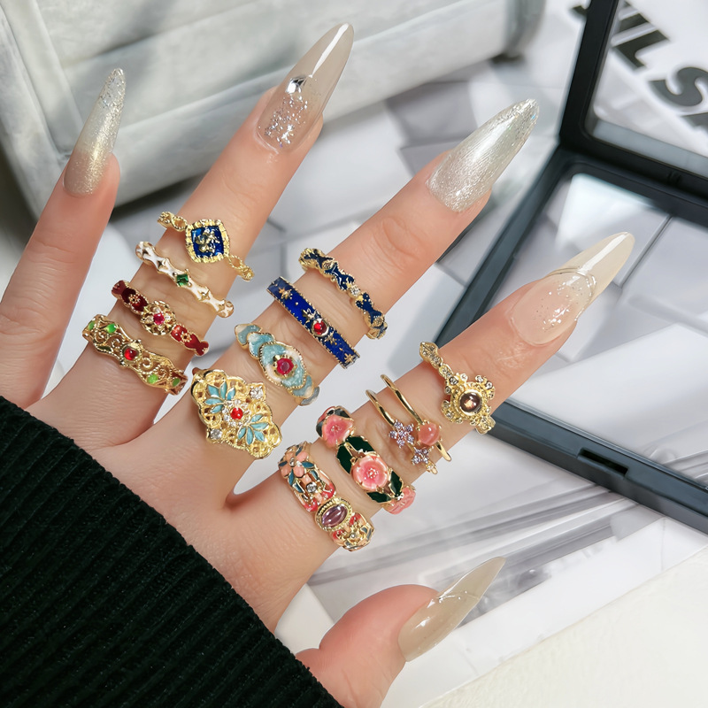 This is a sweet and cool retro lace ring with a national trend style and enamel drop glaze. It is a delicate index finger ring with a unique feminine charm and a touch of light luxury and sophistication full figure