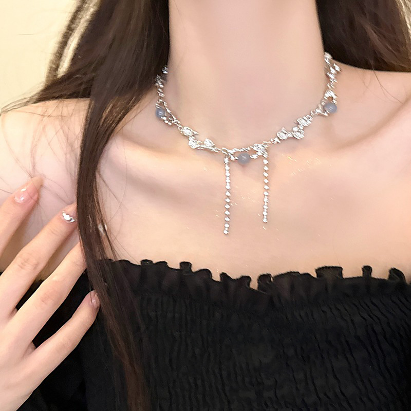 Pure and sensual hot girl ~ White Moonstone necklace, sweet and cool female Internet celebrity necklace accessory, niche design sense collarbone chain full figure