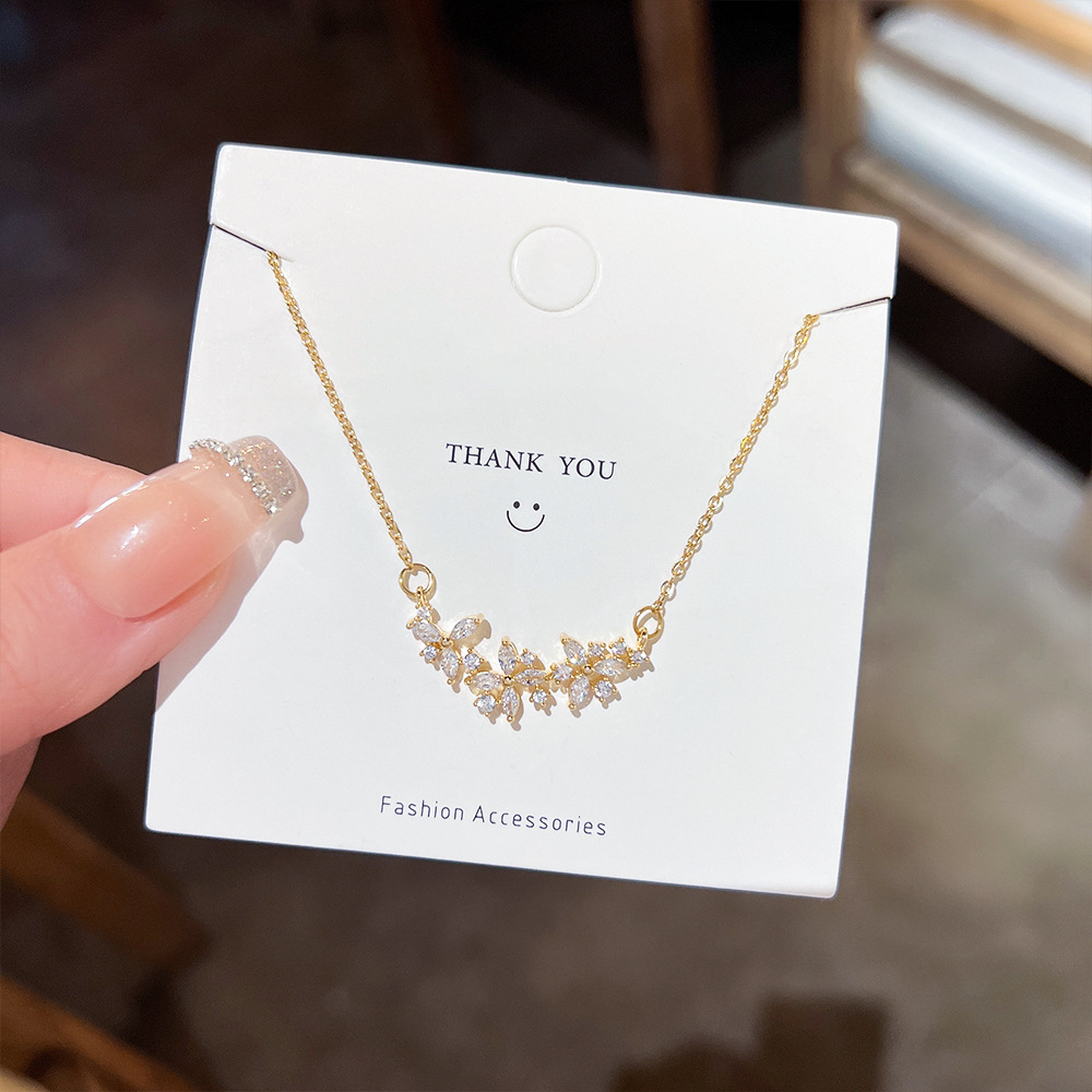 The petal zircon necklace is a versatile, niche, simple and exquisite titanium steel collarbone chain with a high-end feel and an ethereal charm. It is a light luxury necklace Specification drawing