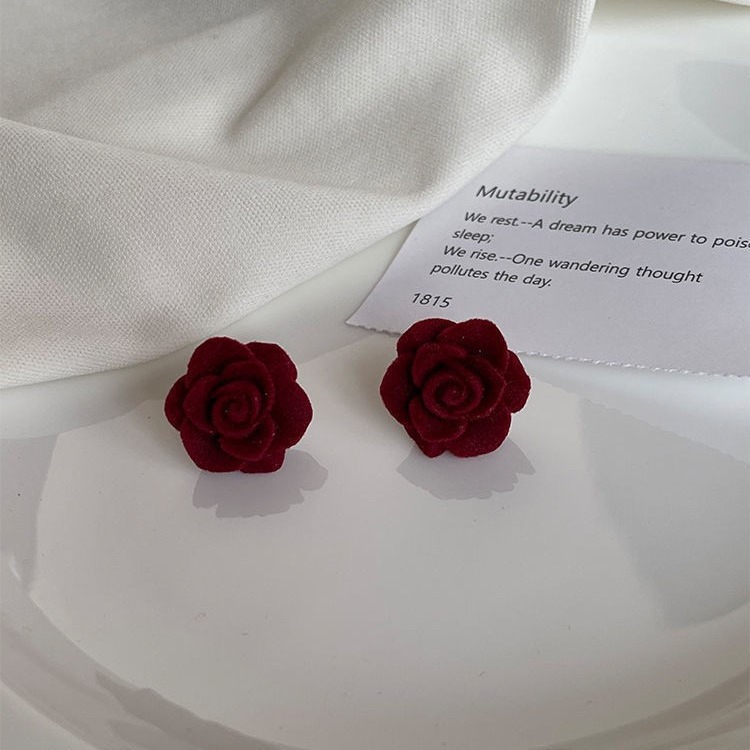Retro velvet rose ear studs, artistic French wine red, high-end, ethereal and beautiful autumn and winter ear clips, fresh and clean Application Scenario