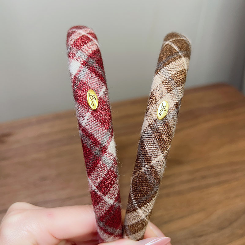 Autumn and winter checkered hair bands, sweet girl, blast furnace top sponge hair bands, retro high-end pressure-sensitive hair clips, new headwear Application Scenario