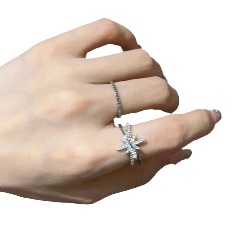 The star ring is a simple and niche design for women in an Instagram style. It features an eight-pointed star index finger ring that is versatile and elegant Item Picture