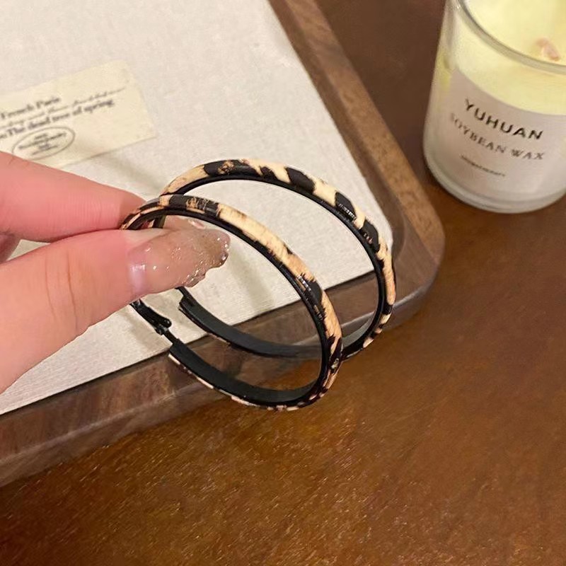 Leopard print leather large ear rings for girls create a fair and elegant atmosphere in autumn and winter. They are fashionable, individual and versatile earrings Application Scenario