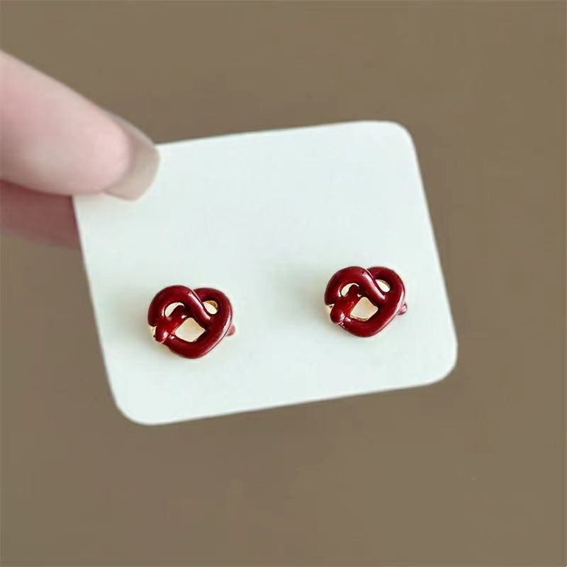 A knot in the heart! French retro Encore red oil-dripping heart-shaped stud earrings, salt water knot earrings, small earrings Application Scenario