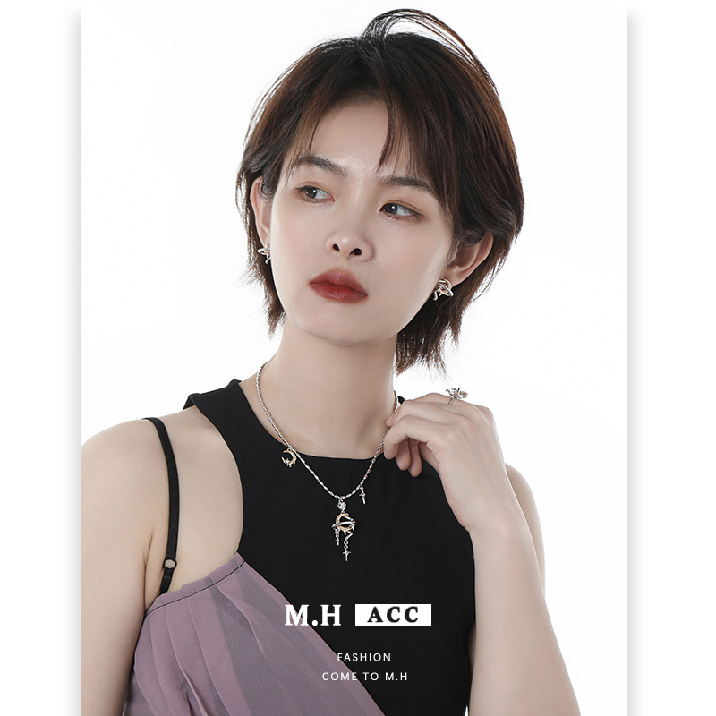 Original golden crescent necklace, summer women's high-end and fashionable four-pointed star collarbone chain, artistic and retro necklace details Picture