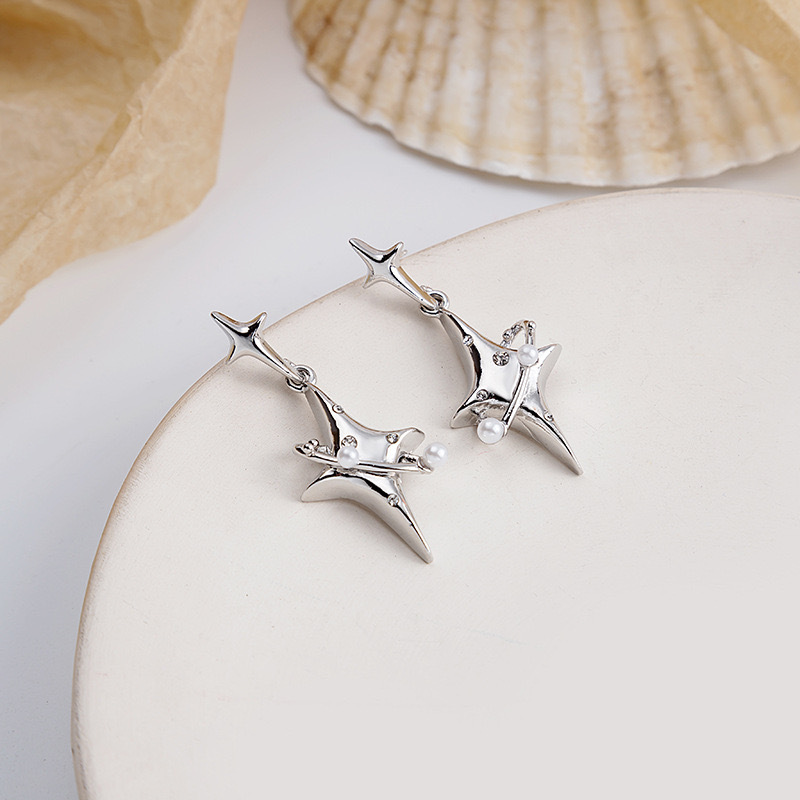 The Star series star-studded diamond earrings are a niche design for women, featuring high-end earrings with a neutral silver needle and new neutral stud earrings details Picture