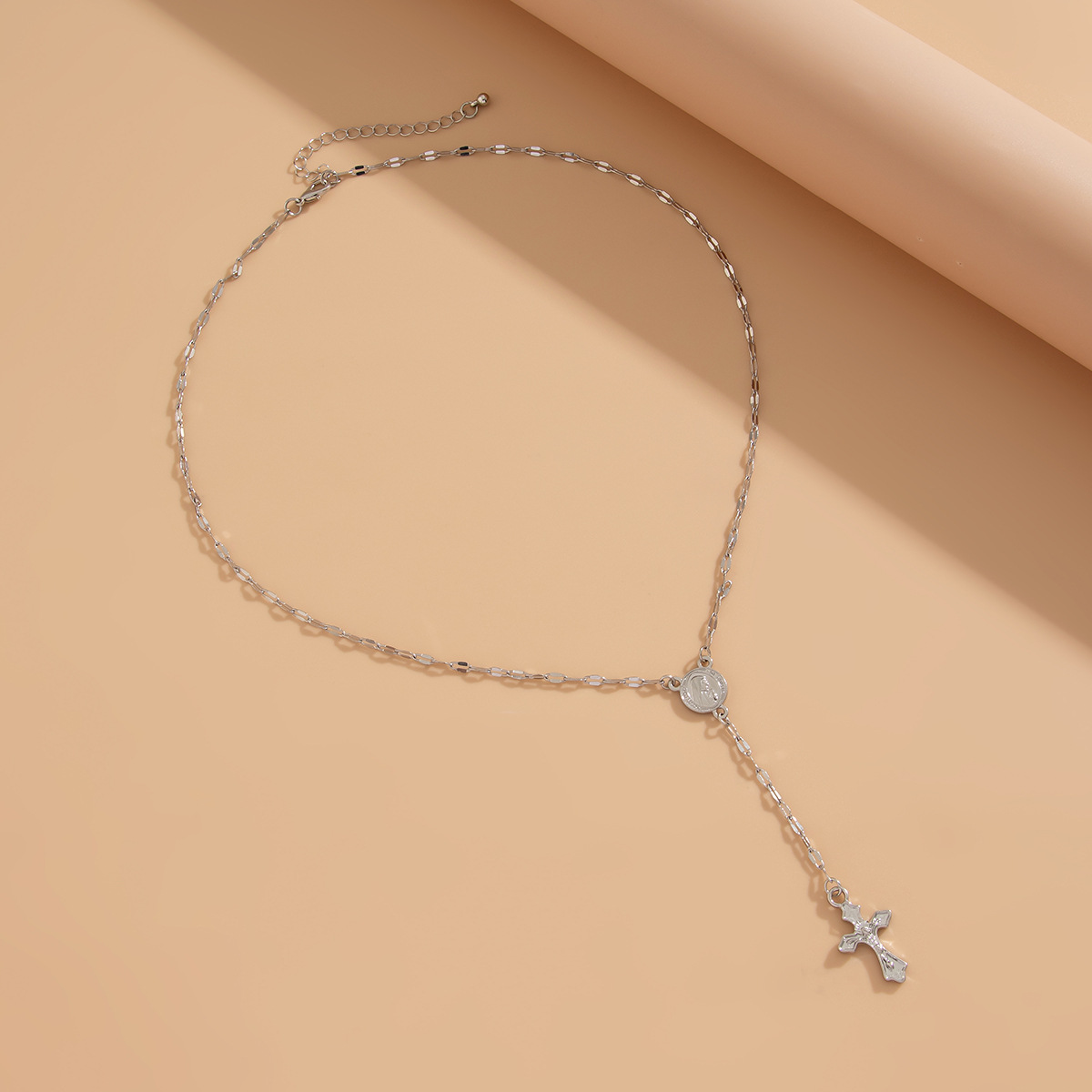 European and American cross-border jewelry, fashionable cross alloy pendant necklace, versatile studded with gemstones and beaded collarbone chain Application Scenario