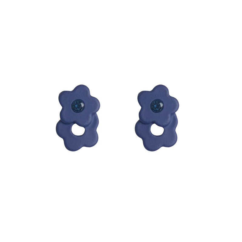 The Korean royal blue flower-shaped stud earrings feature a niche design for women, with a simple and compact style. It's a trendy new design in 2025 Application Scenario