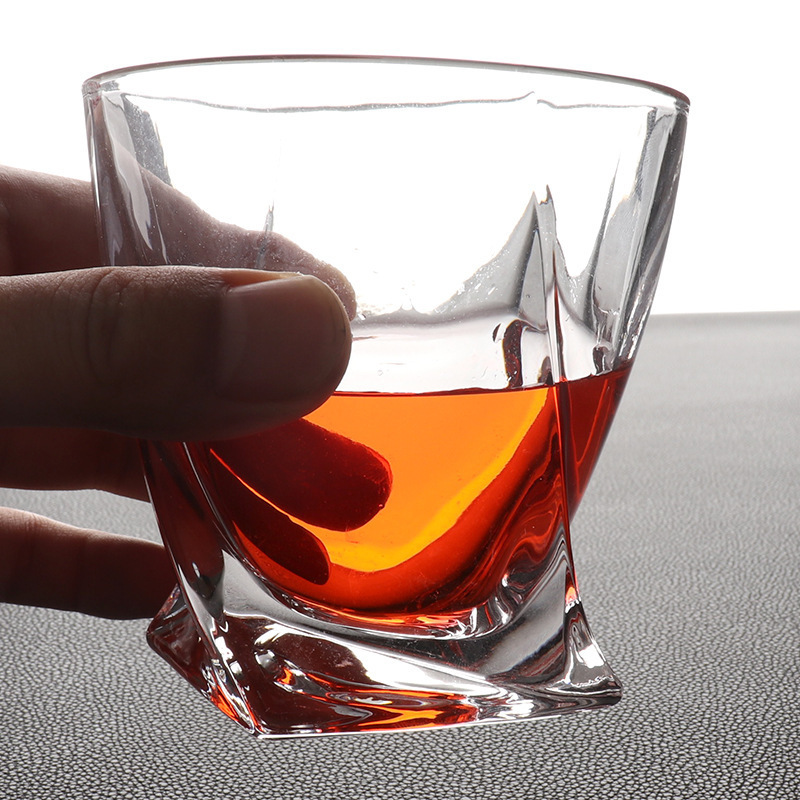 Wholesale of creative geometric dancing glass water glasses, whisky wine glasses, twisted wine glasses, transparent ice-cold beer glasses full figure