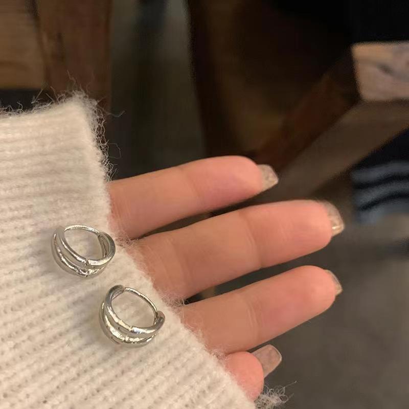 In 2025, the simple and versatile double-layer plain ear loops are in an ins trend, with a cool and unique style. They are high-end and elegant earrings details Picture