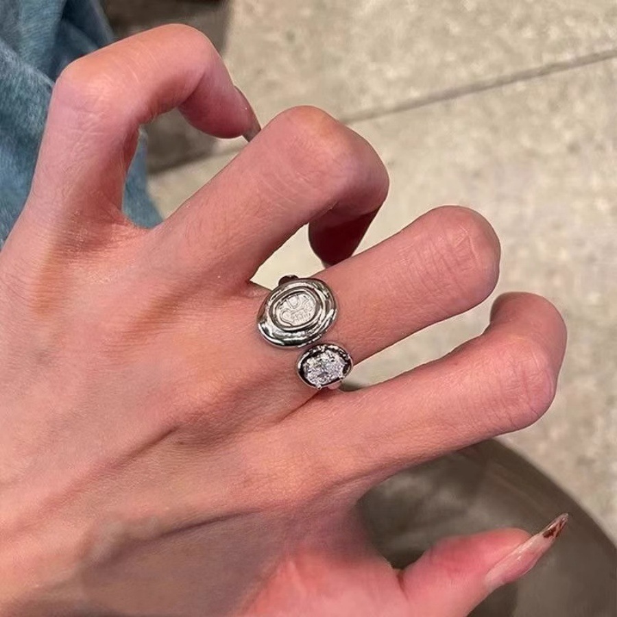 Vintage zircon open ring, feminine, light luxury, fashionable, niche design, high-end feel, French retro unique ring Application Scenario