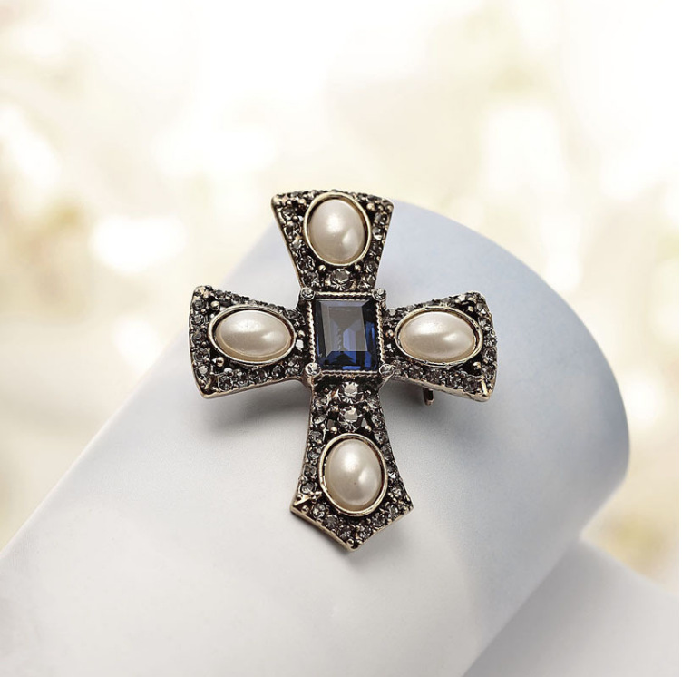Z8 new style best-selling retro pearl cross high-quality diamond-encrusted brooch and brooch wholesale, direct sales from Yiwu factory Application Scenario