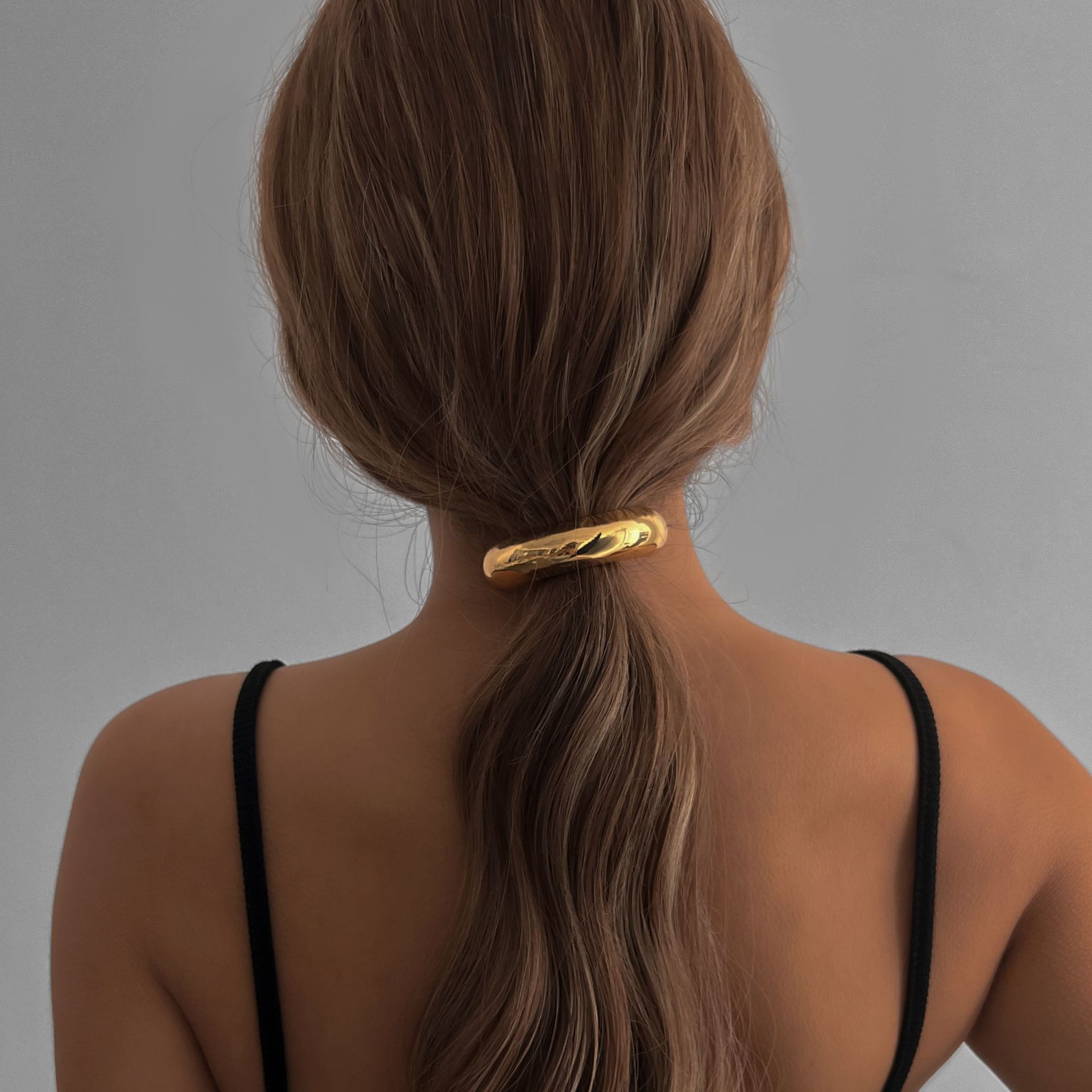 European and American style simple hair clips, irregular and cold style ponytail spring clips, large metal smooth geometric women's headwear Application Scenario