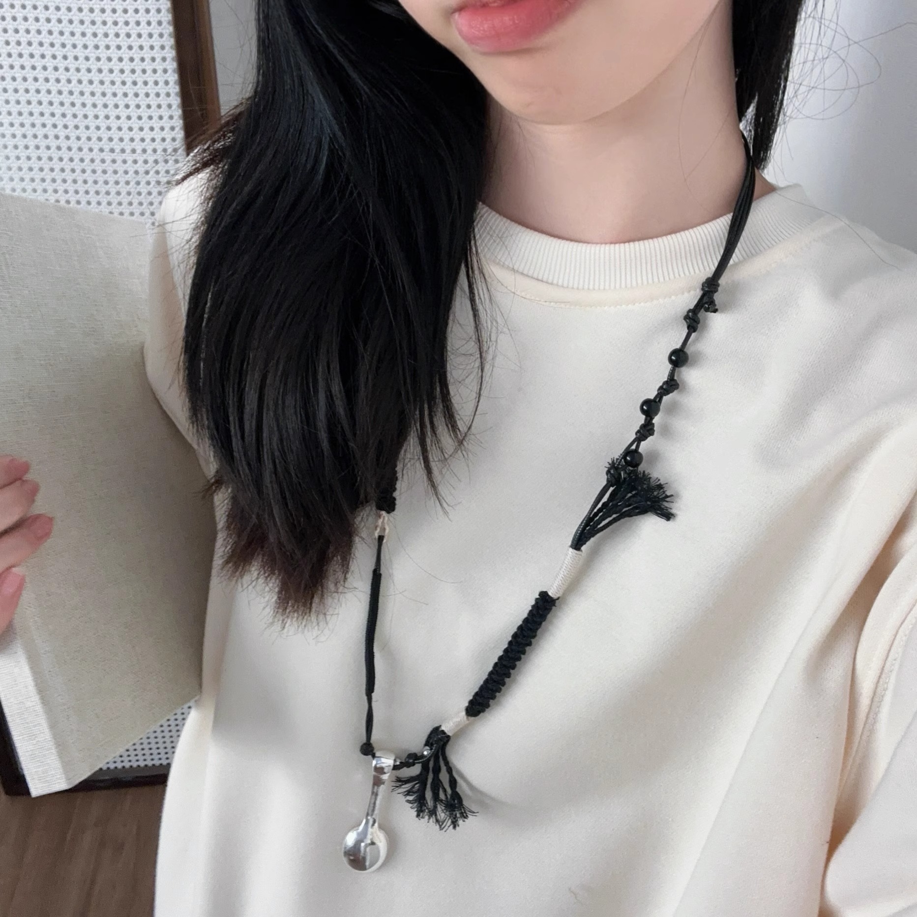 The silver spoon braided rope necklace of the same style as Wang Hedie, with a unique and fashionable design for women, is a versatile necklace and sweater chain Application Scenario