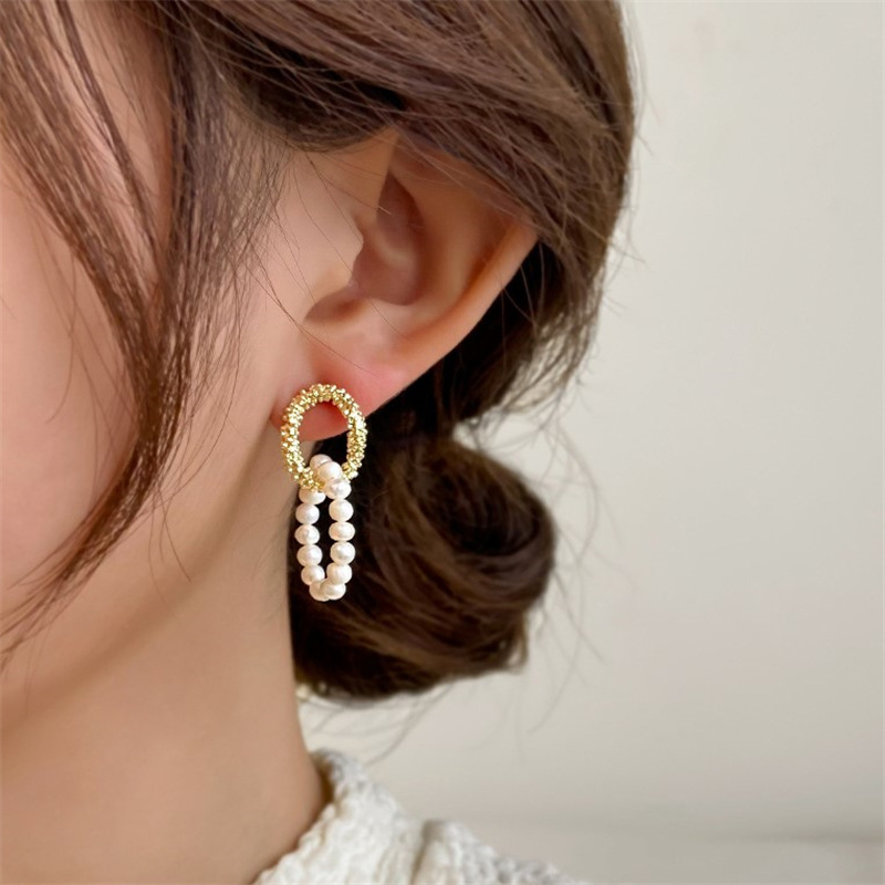 Light luxury high-end Chanel style double-ring pearl stud earrings, French retro style, fashionable and versatile, niche design sense earrings details Picture
