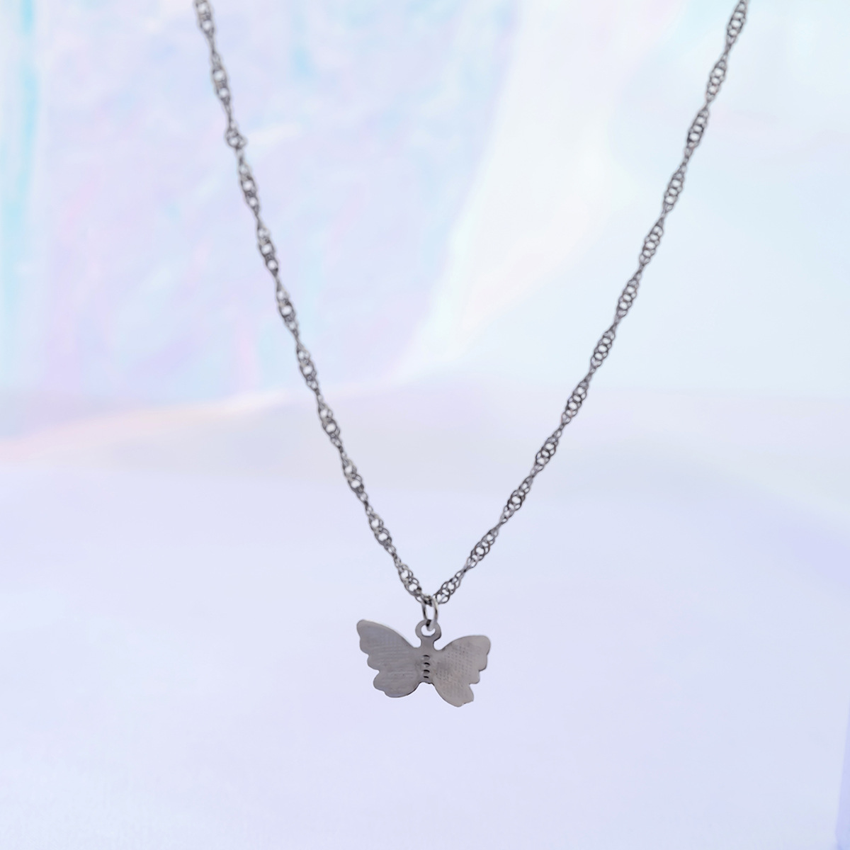 Simple geometric design, versatile cross chain, fashionable collarbone chain necklace, sweet and cool little butterfly spice girl necklace in European and American style Application Scenario