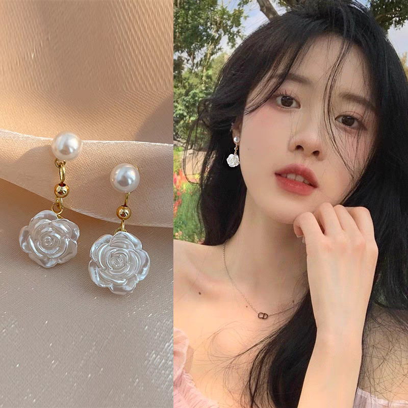 Camellia stud earrings, a niche design with a high-end and unique style, are a new bestseller in 2025, featuring imitation pearl earrings full figure