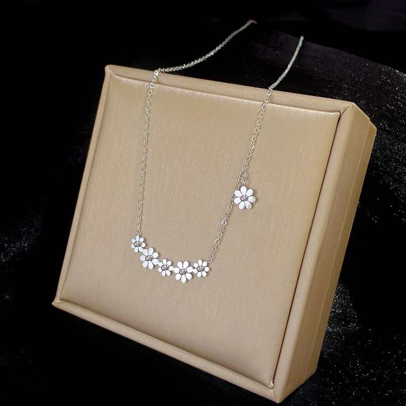 【 All-titanium Steel 】 6-flower minimalist style furnace, real gold necklace, female Instagram influencer collarbone chain accessory Application Scenario