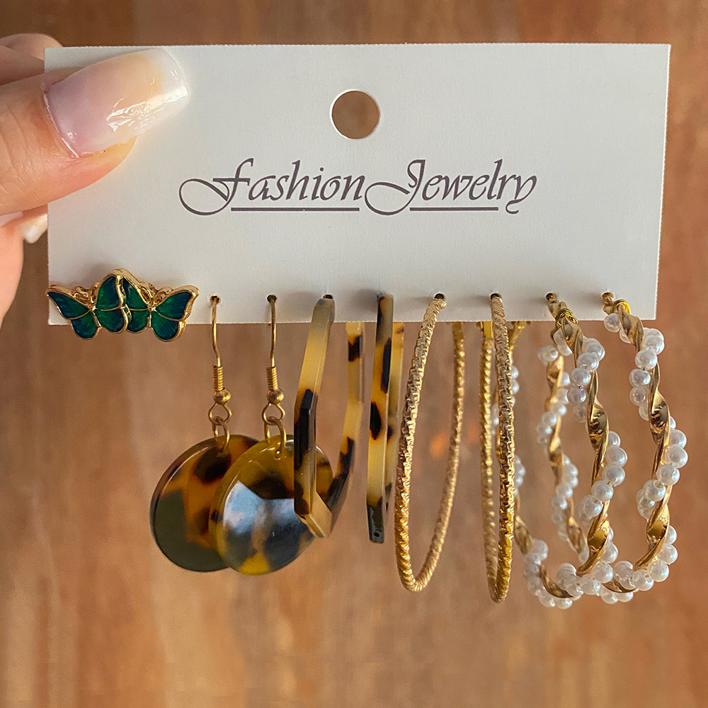 New cross-border pearl-inlaid women's earrings from Europe and America, creative French retro gold ear ring set earrings details Picture