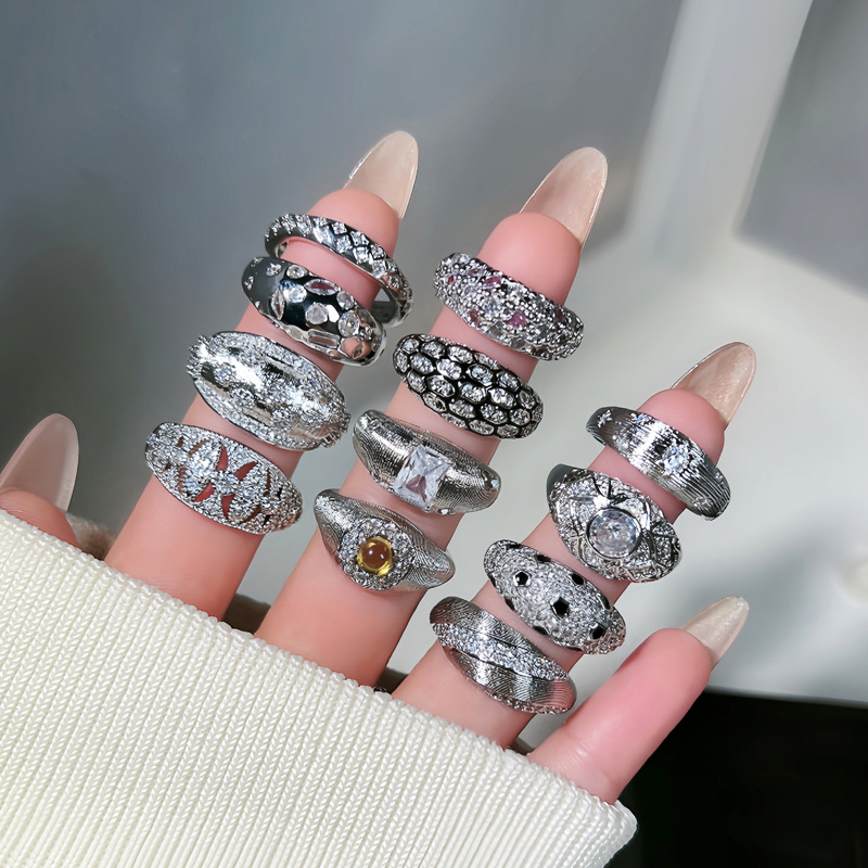 This retro European and American full-diamond brushed open ring exudes a feminine, simple and high-end feel. It is a versatile and elegant index finger ring trend Application Scenario