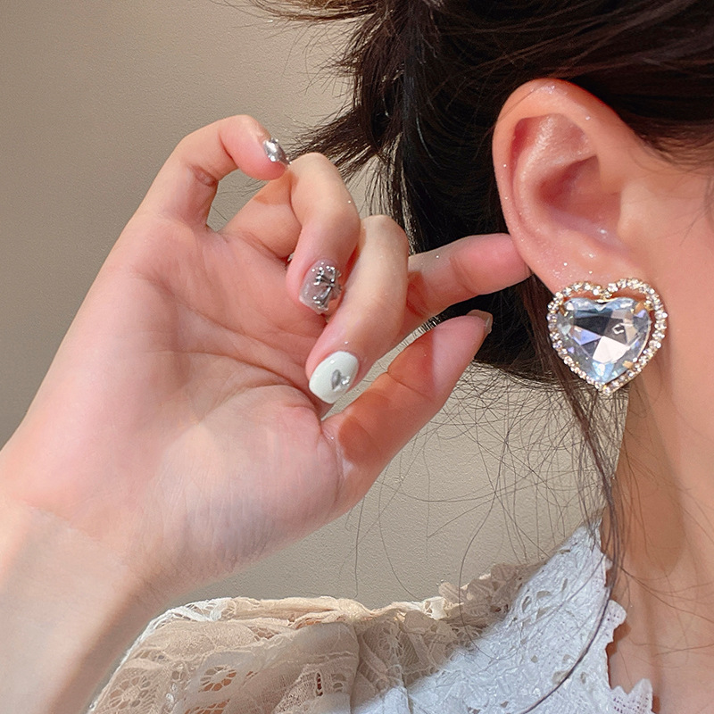 Retro and exaggerated, double-layer heart-shaped stud earrings with full diamonds, unique European and American edge-shaped heart-shaped ear clips, high-end earrings Application Scenario