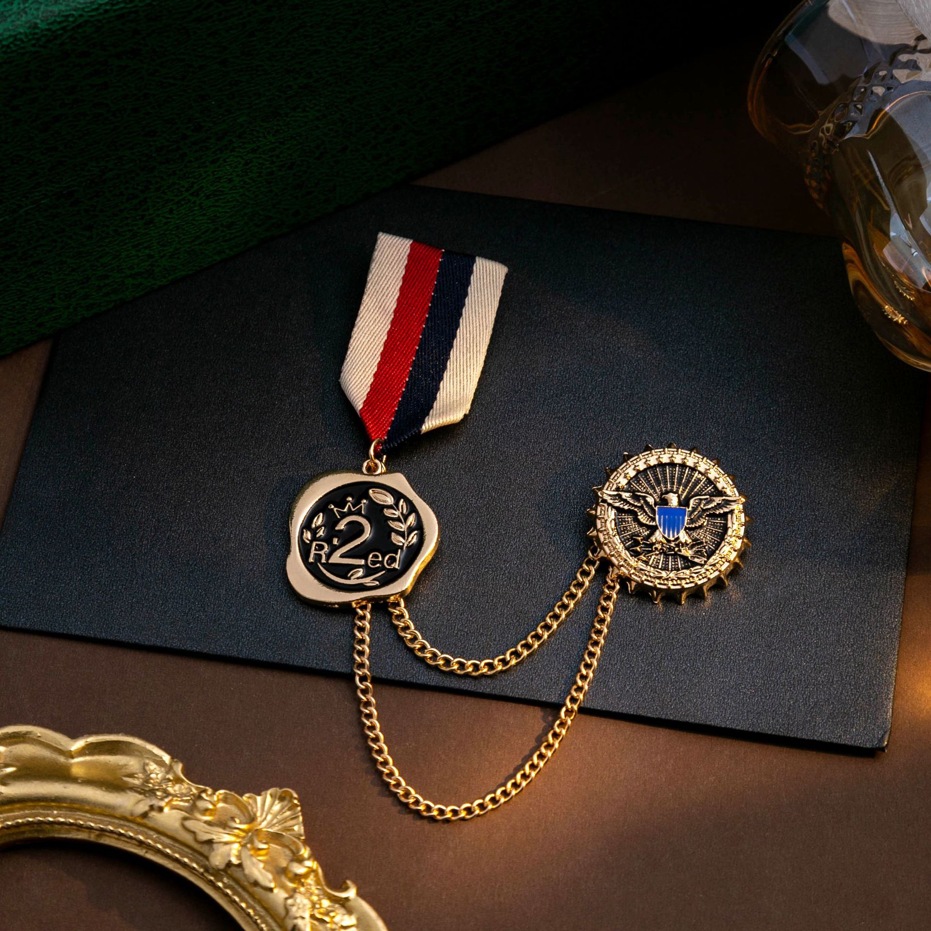 British-style retro medal, double-tassel chain brooch, personalized geometric round suit accessory brooch wholesale details Picture