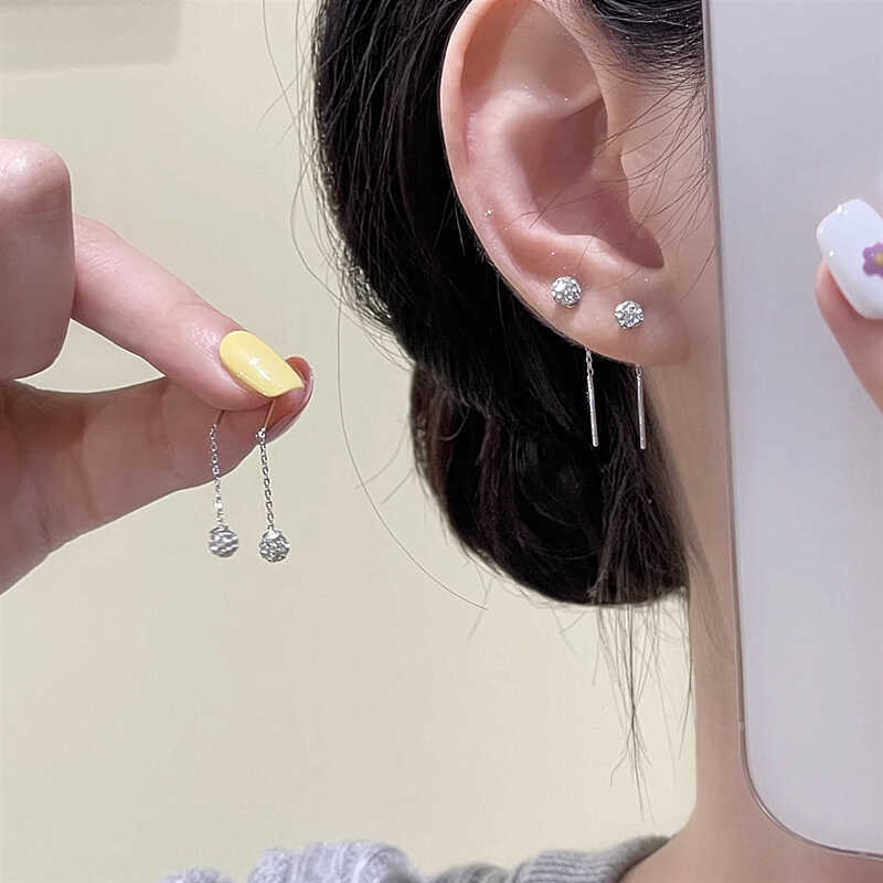 The "Full Sky Star" planet ear line is a niche design with a simple and versatile style. It is the same as the trendy fringed stud earrings full figure