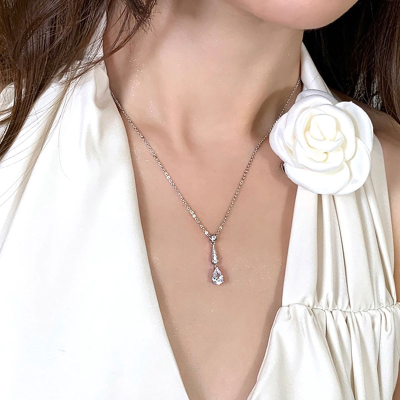 A Tear Star River Tear Drop Necklace, a new light luxury sparkling diamond water drop pendant necklace, a niche autumn and winter sweater collarbone chain Specification drawing