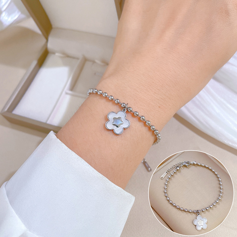 【 All-Titanium Steel 】 Dongdaemun Unique and Elegant shell Flower round bead bracelet, a retro gift for female Internet celebrities and best friends Application Scenario