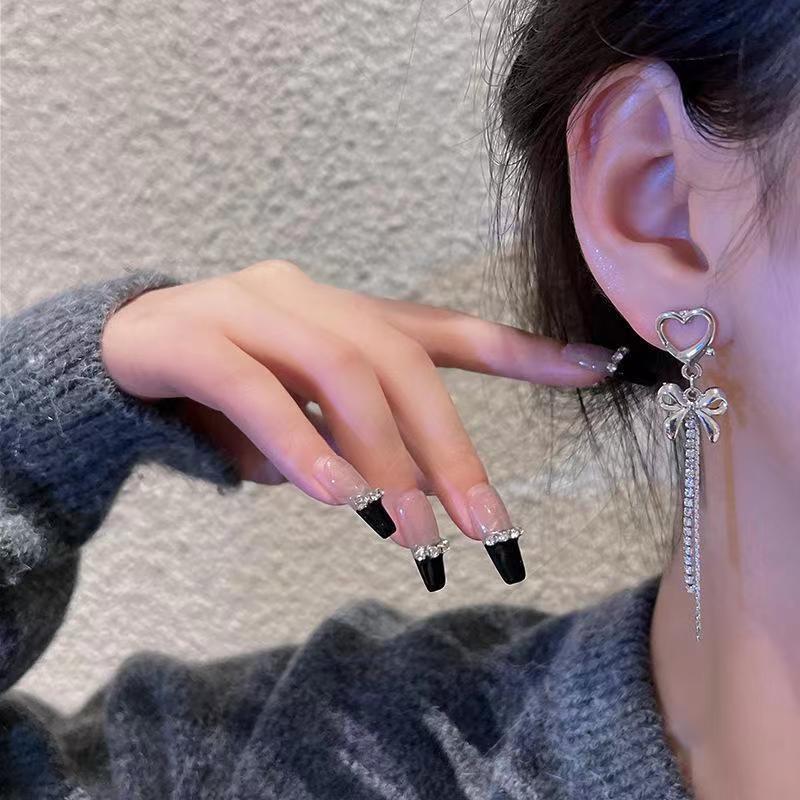 Fashionable and versatile heart-shaped tassel stud earrings for women, light luxury and niche bow pendant earrings, 2025 new trendy earrings Application Scenario