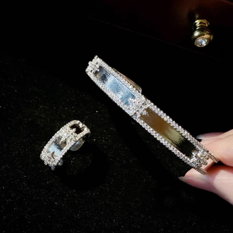 A niche design, sweet and cool, fashionable, light luxury and trendy bracelet, a female Internet celebrity, with a unique and heavy craftsmanship, an eight-pointed star zircon bracelet ring details Picture