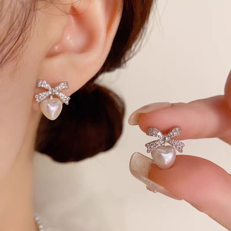 [Youthful Elegance] French fashion and light luxury bow heart-shaped pearl stud earrings, a unique and elegant design full figure