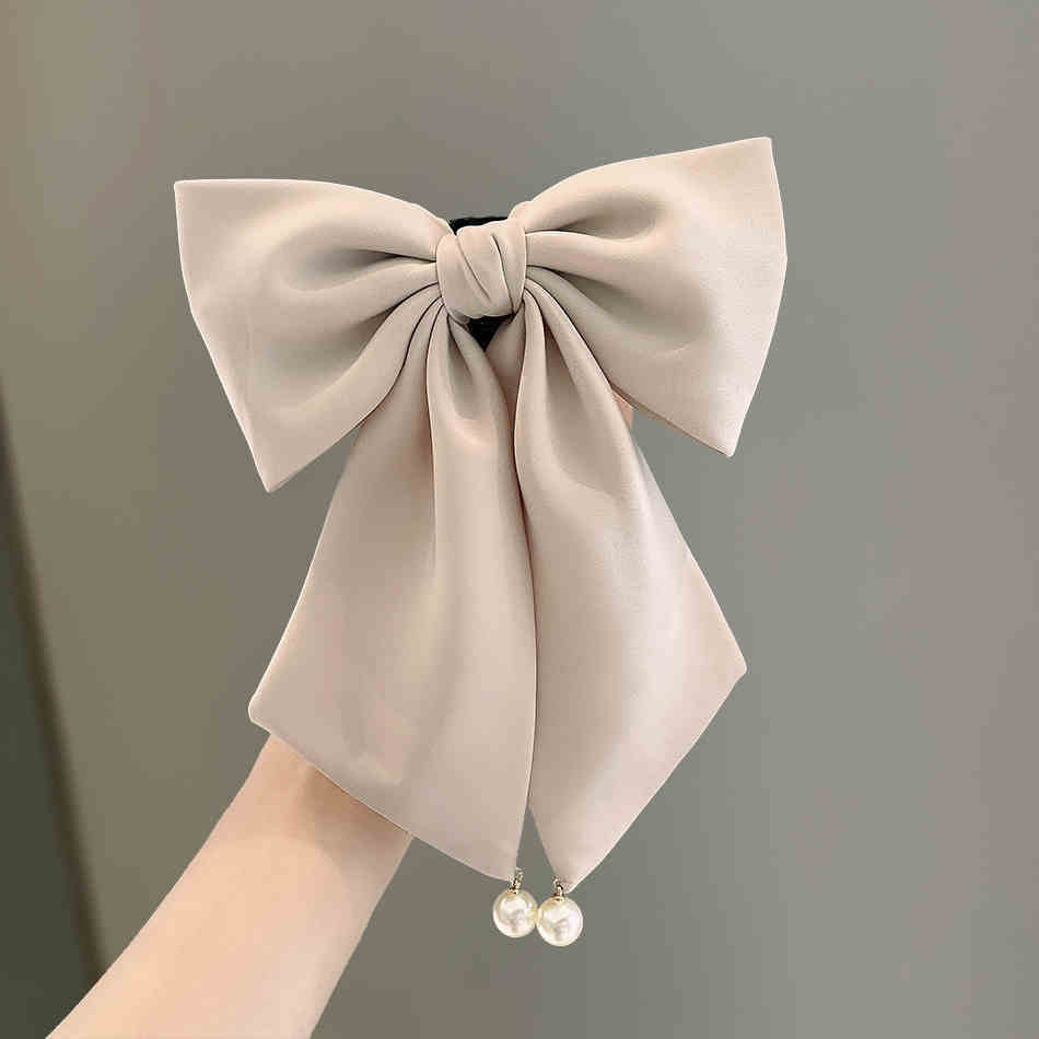 A new and elegant large bow ribbon clip at the back of the head, a small shark clip, a high ponytail hair clip, and a sweet headwear details Picture