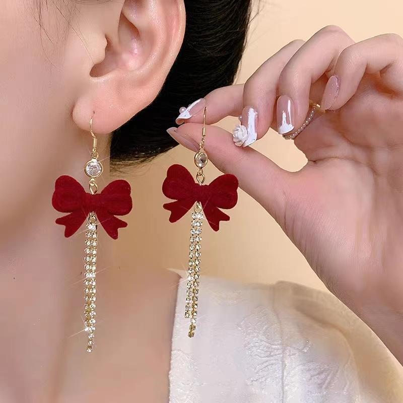 The 2025 new red flocked bow earrings exude a light luxury style. They are rare and eye-catching stud earrings for women in autumn and winter full figure