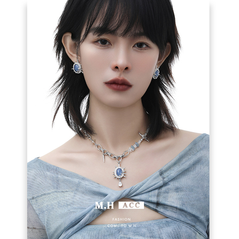 A niche design blue sea urchin necklace, a trendy Instagram hip-hop original collarbone chain, a fashionable and fresh new pendant full figure