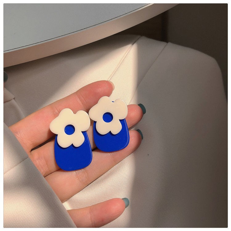 New Korean Klein blue flower stud earrings for women 925, versatile for daily use, simple, fashionable and niche design Application Scenario