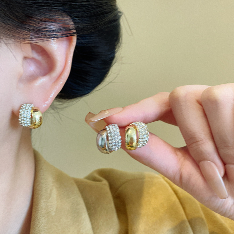 French retro full-diamond arc-shaped double-layer stud earrings for women, light luxury, exquisite and niche design sense, high-end earrings and elegant earrings Application Scenario
