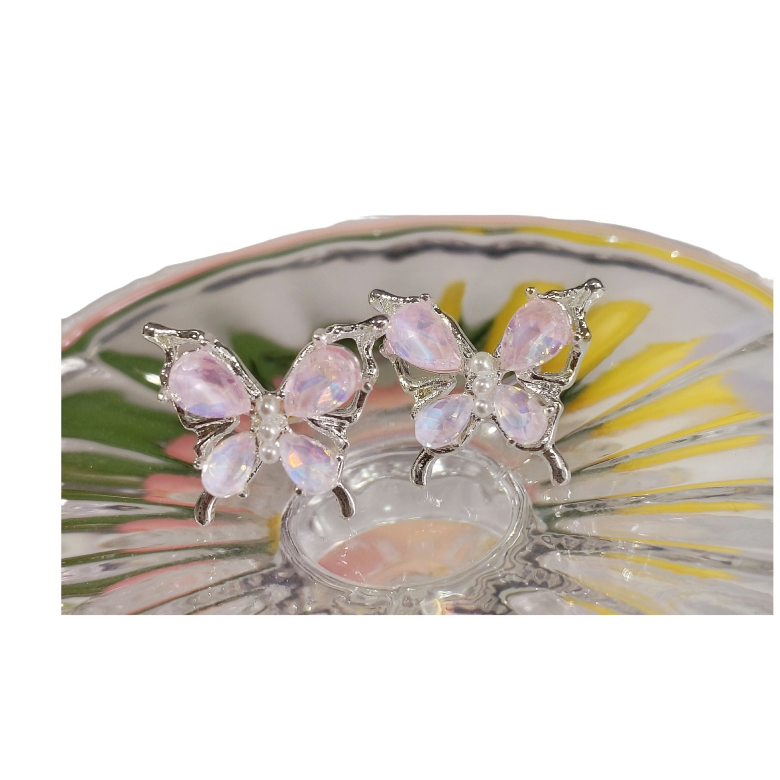The Aurora pink butterfly pearl earrings are a must-have for women. They are simple, niche, exquisite and small. The small stud earrings exude a sense of light luxury and high-end Item Picture