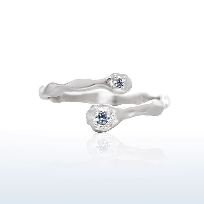 The ring is a niche design for women, featuring a cool and sophisticated style on Instagram. It is made of sea blue zircon and is simple, individual and versatile. It is an open-top food ring details Picture
