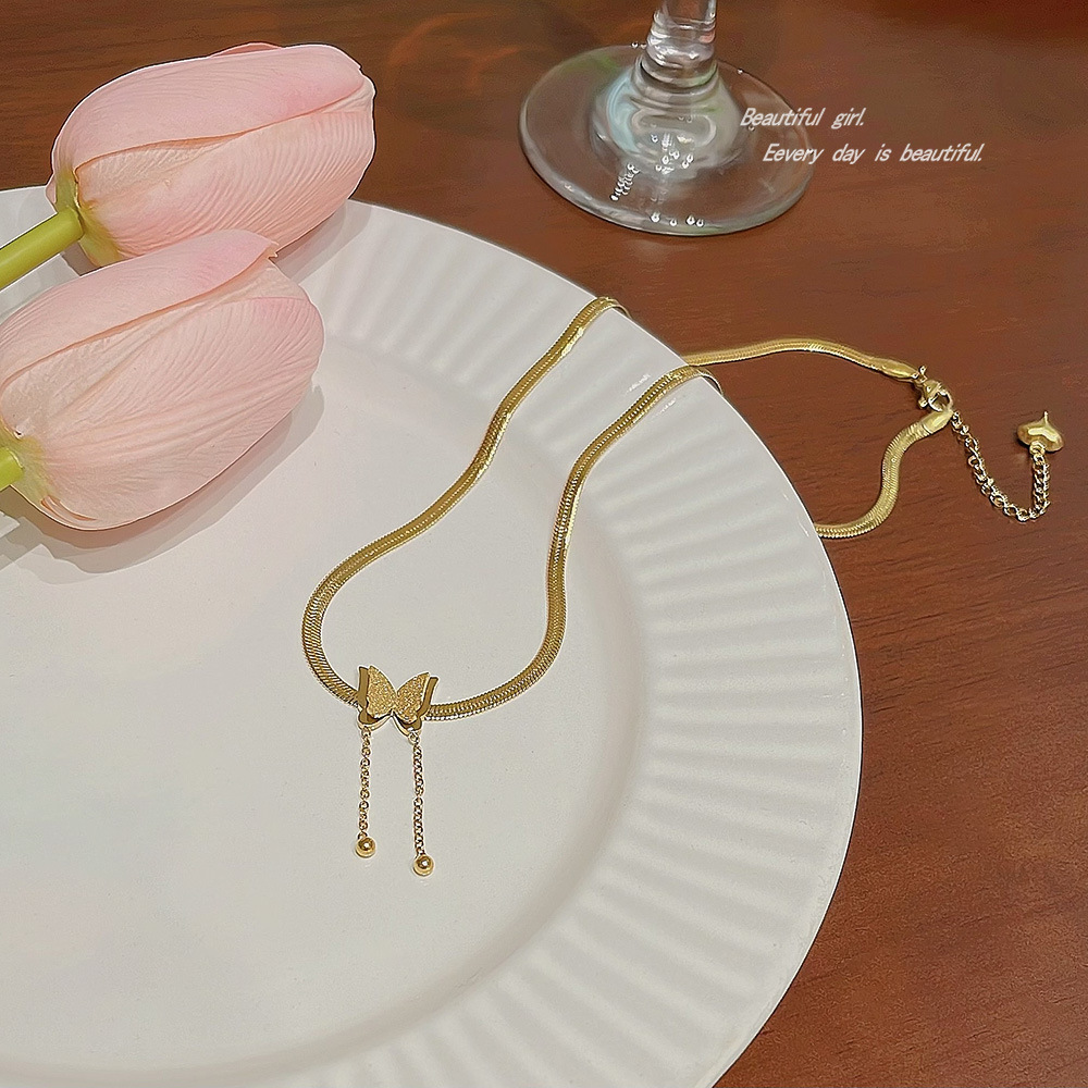 A light luxury and niche butterfly necklace that doesn't fade, a collarbone chain with a sense of design, a elegant and trendy pendant, a fashionable accessory for women Application Scenario