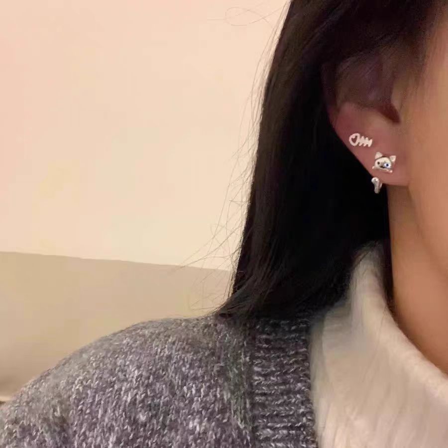 The cat-shaped earrings are simple, cute, and full of childlike fun. They are a niche and small new student-designed stud cartoon earrings with a unique style details Picture