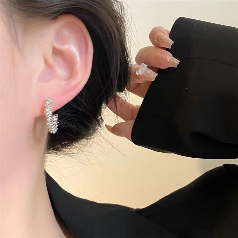 New personalized and versatile irregular C-shaped stud earrings with a feminine, shiny and niche design sense, fashionable and high-end ears details Picture