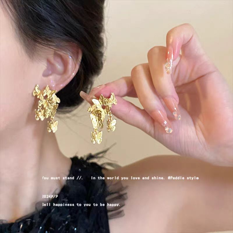 Dance gracefully ~ New Chinese-style golden butterfly tassel stud earrings for women, light luxury and high-end style earrings, unique and niche earrings full figure