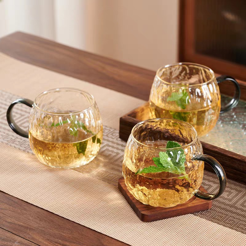 Cross-border glass cups, heat-resistant high borosilicate glass, hammer-textured beverage and drinking cups, household single cups with handles, round and fun glass full figure