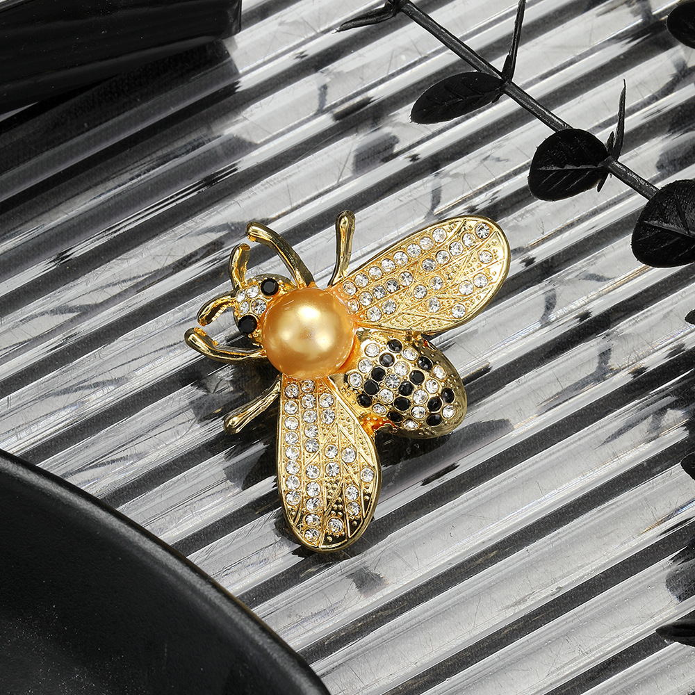 Cross-border European and American cute diamond-encrusted pearl bee brooch, heavy industry, light luxury, high-end sense, fashionable and elegant suit pin Application Scenario